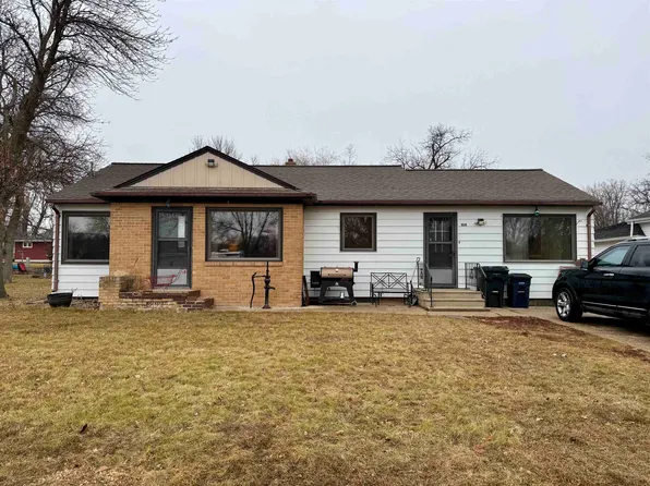 104 Maple Ave, Lake Park, IA 51347