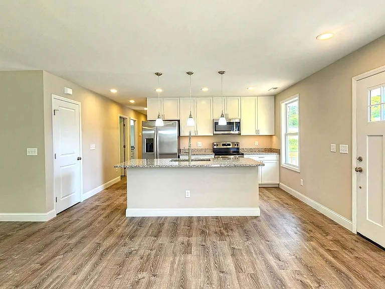127 Hawthorne Dr — Photo 3