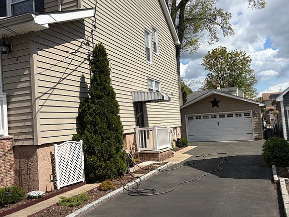 3rd image of 829 Elm Ave #2