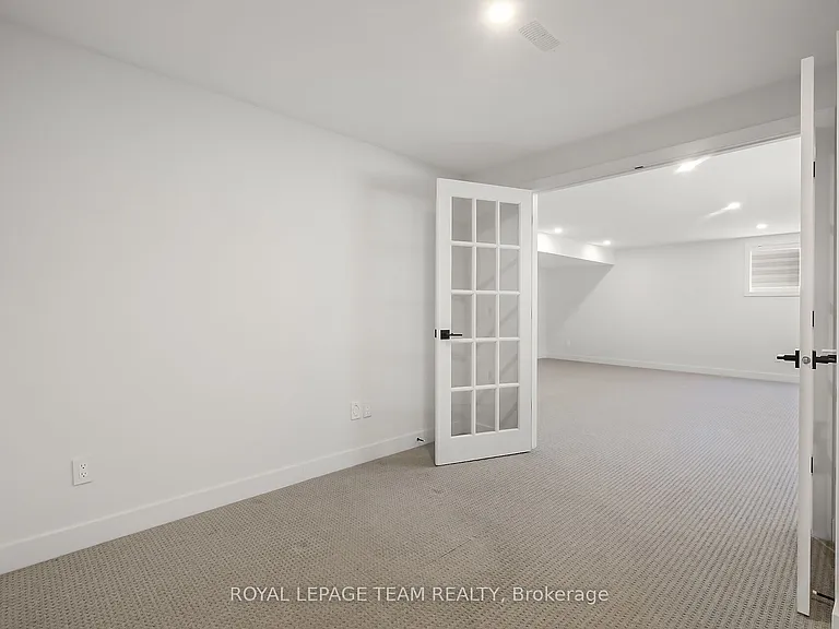 799 Cairn Cres — Photo 10
