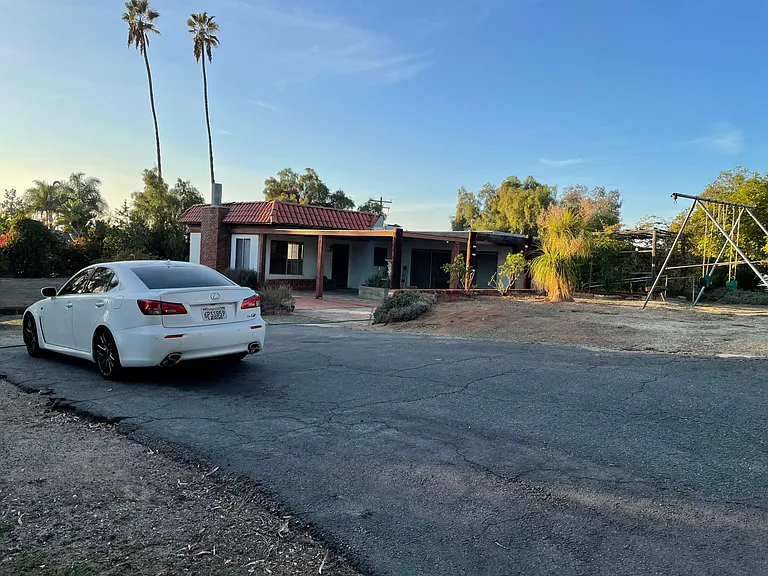 864 Osborne St — Photo 2