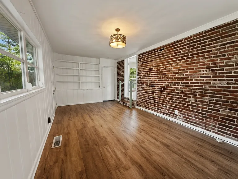 Den / Playroom area (flexible bonus space