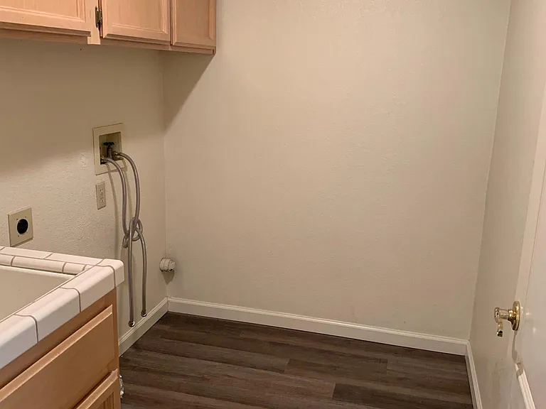 4020 Eastwood Village Ln — Photo 7