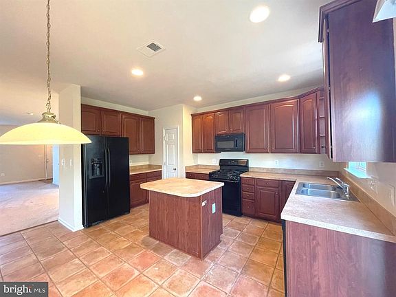 3rd image of 46053 W Westbury Blvd