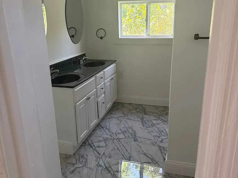 219 E Mulberry St — Photo 10