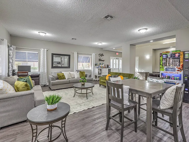 Silver Stream Apartments — Photo 12