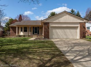 2232 Warrington Rd, Rochester Hills, MI 48307