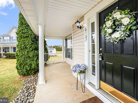 3rd image of 6107 Waverly Way
