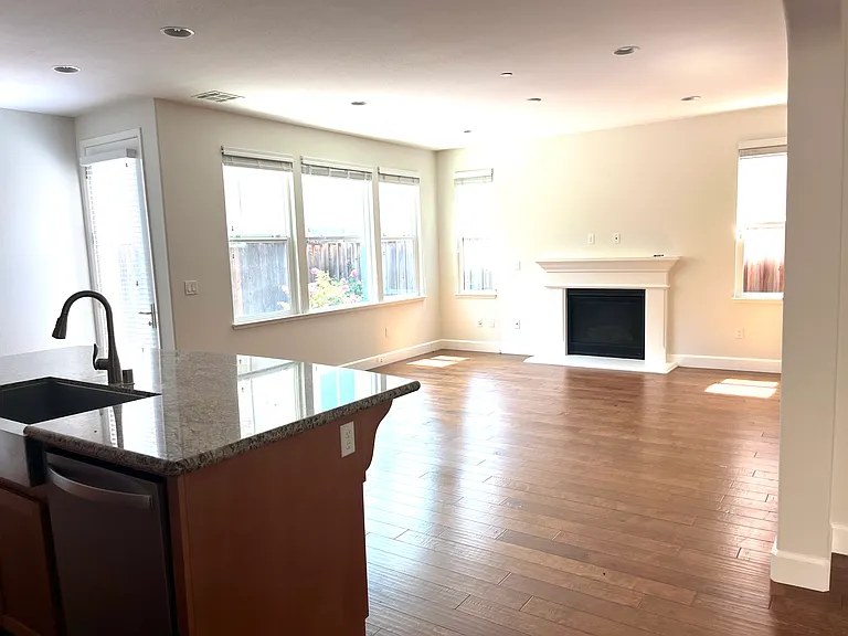 105 Farnham Ln — Photo 8