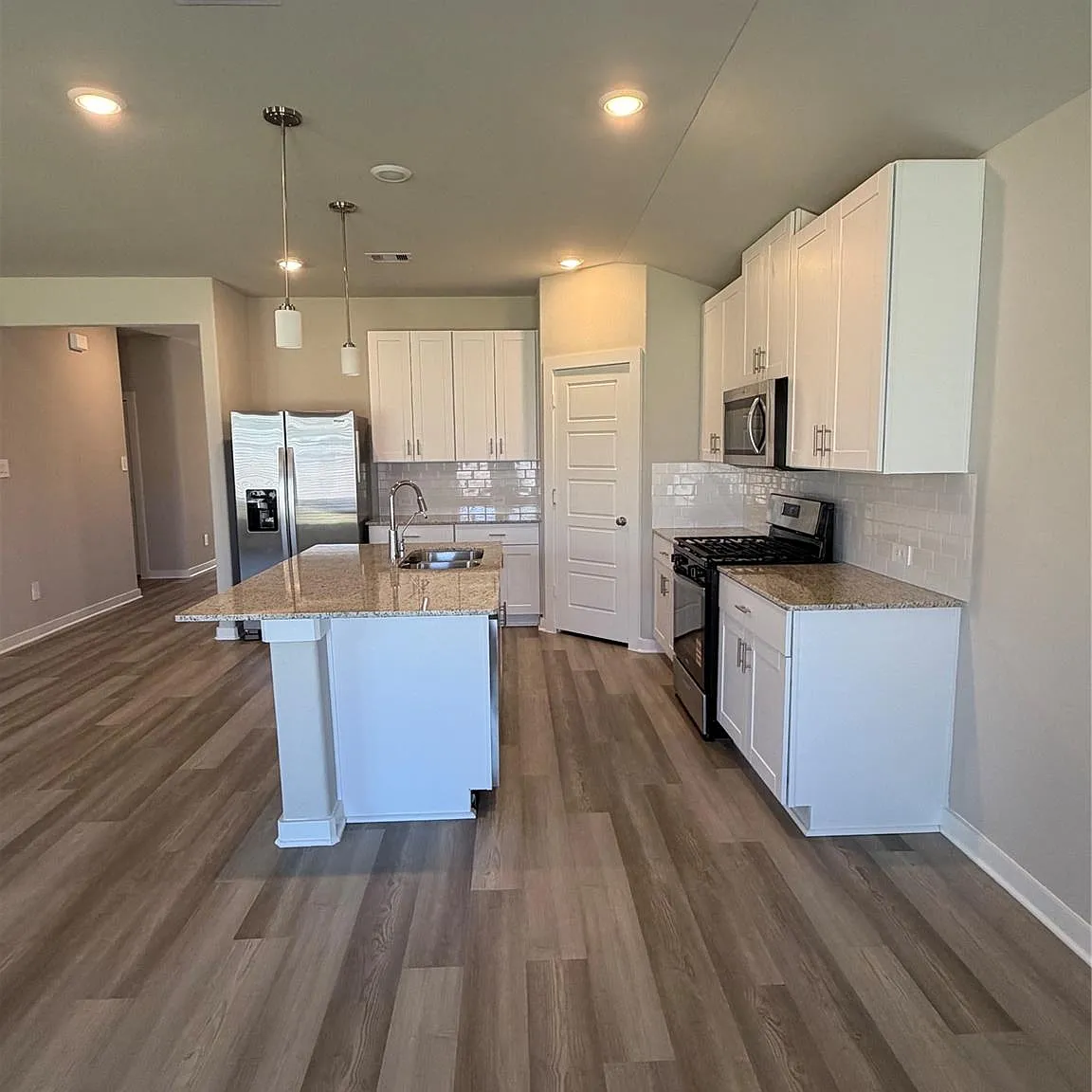 3 bed, 2.0 bath, 1666 sqft, $2,199 — Photo 4