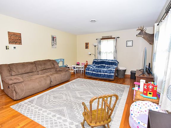 5th image of 10200 Pine Ave