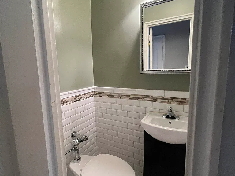 1297 E 49th St #1A — Photo 2