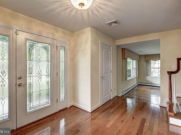 3rd image of 929 Woburn Ct