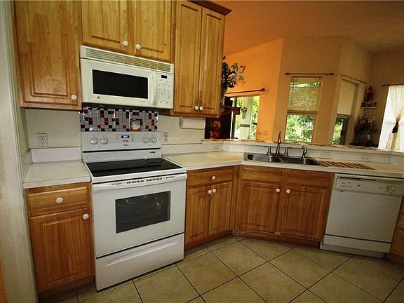 3rd image of 1418 SE Concha St