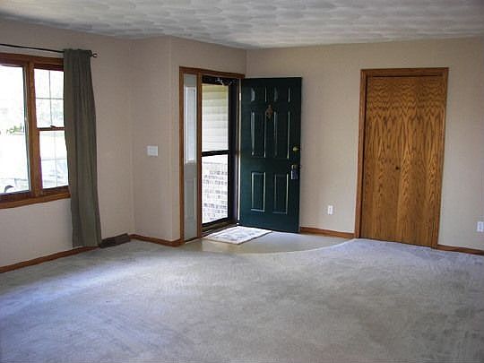 3rd image of 886 Campton Dr