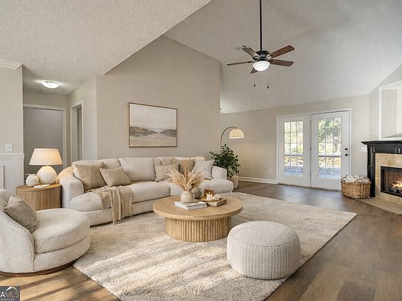 5th image of 404 Sir Arthur Ct