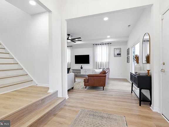 5th image of 101 Williamsburg Way