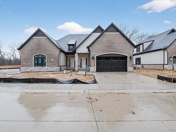 3rd image of 546 Maplehill Rd