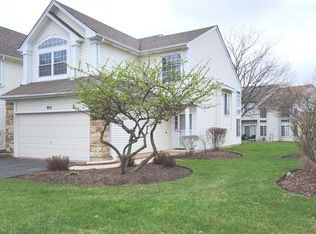 952 Mesa Dr, Lake In The Hills, IL 60156