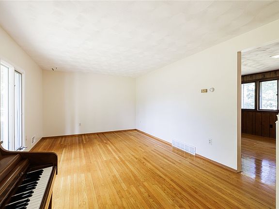 4th image of 15 Ascot Dr
