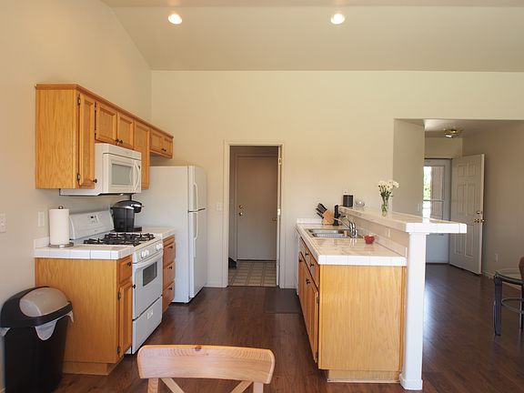 3rd image of 827 Sherwood Forest Dr