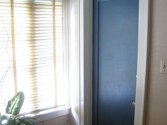 Entrance to apartment from foyer