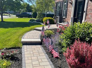 23 Hawkins Cir, Wheaton, IL 60189