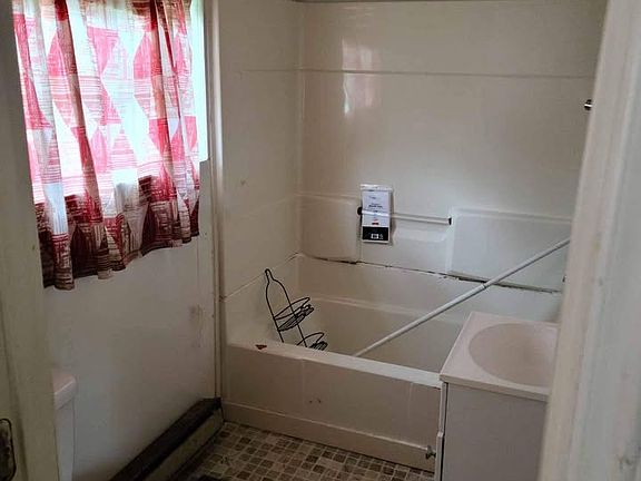 Full Bath off the laundry room