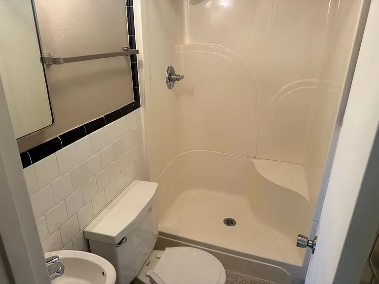 591 E University Dr — Photo 3
