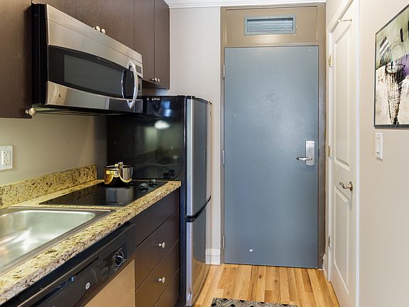 3rd image of 424 W Diversey Pkwy #332