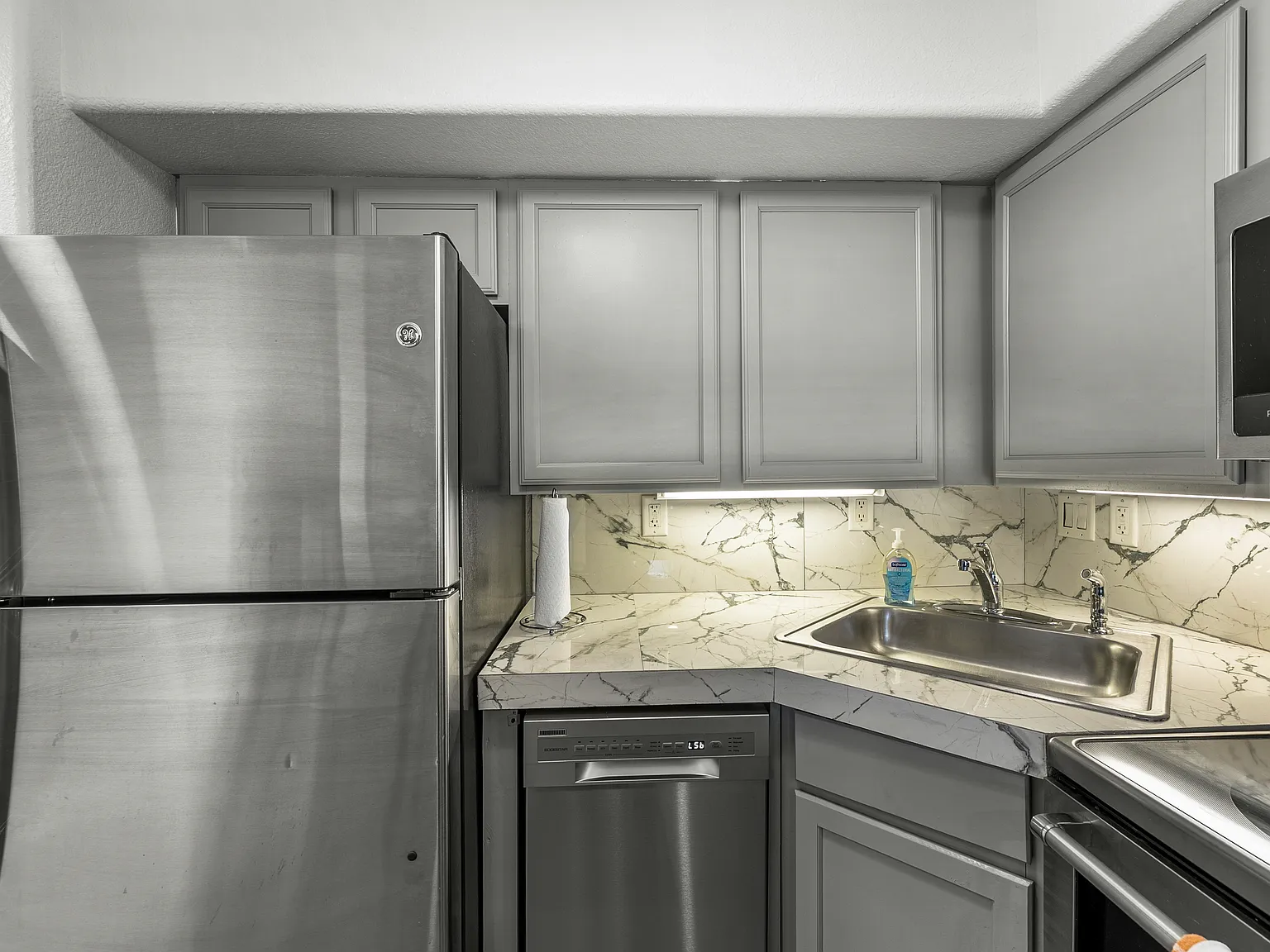 Stylish & Functional Studio in the Heart of Denver Ideal for Long Stays — Photo 3