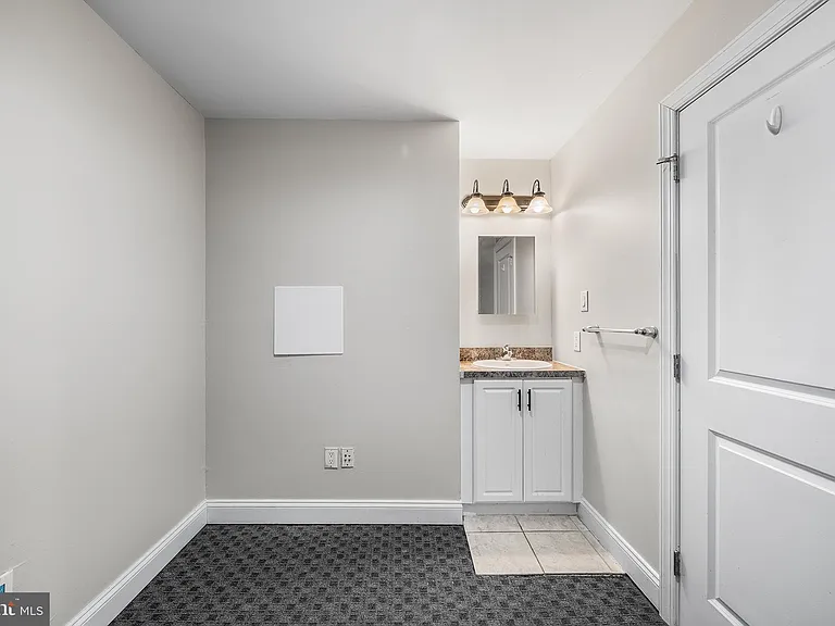 619 S 42nd St — Photo 23