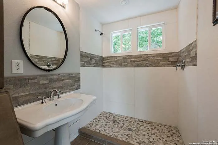 305 Riverside Dr — Photo 17