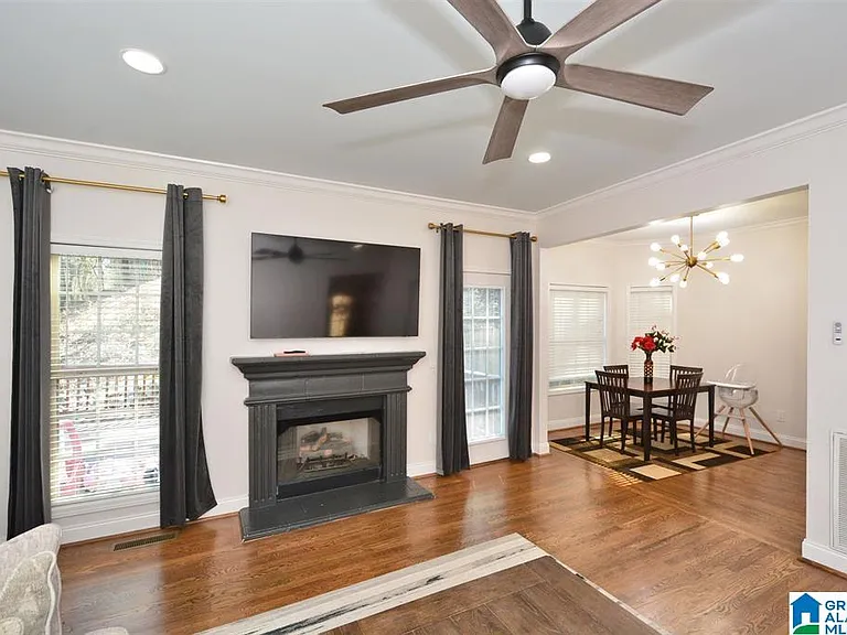 221 Castlehill Dr — Photo 3