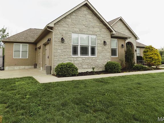 3rd image of 1011 Carriage Ln