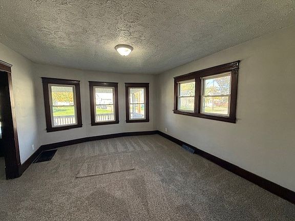4th image of 903 Warren Ave