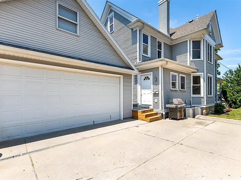 910 University Ave — Photo 19