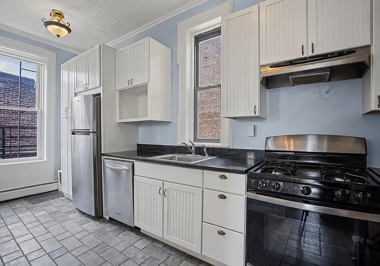 200 Hudson St #4R — Photo 6