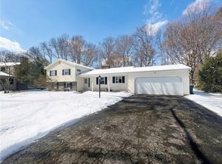 141 Ledgerock Ln, Rochester, NY 14618