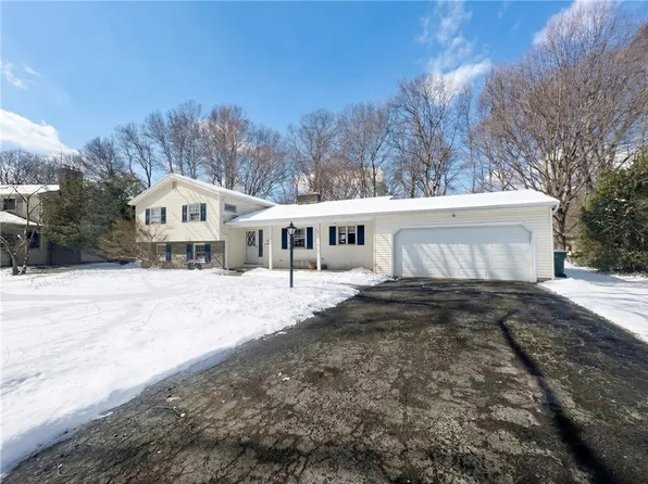 141 Ledgerock Ln, Rochester, NY 14618