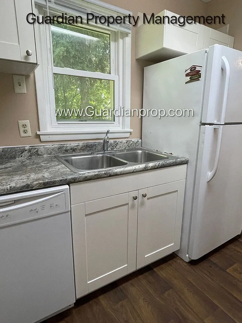 Large Corner Lot Single Family Home, Office, 3 Season Breezeway, W/D. 2 Car Garage, Video Walkthr... — Photo 4