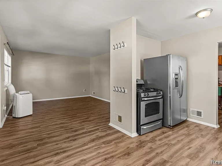 25469 Powers Ave — Photo 7