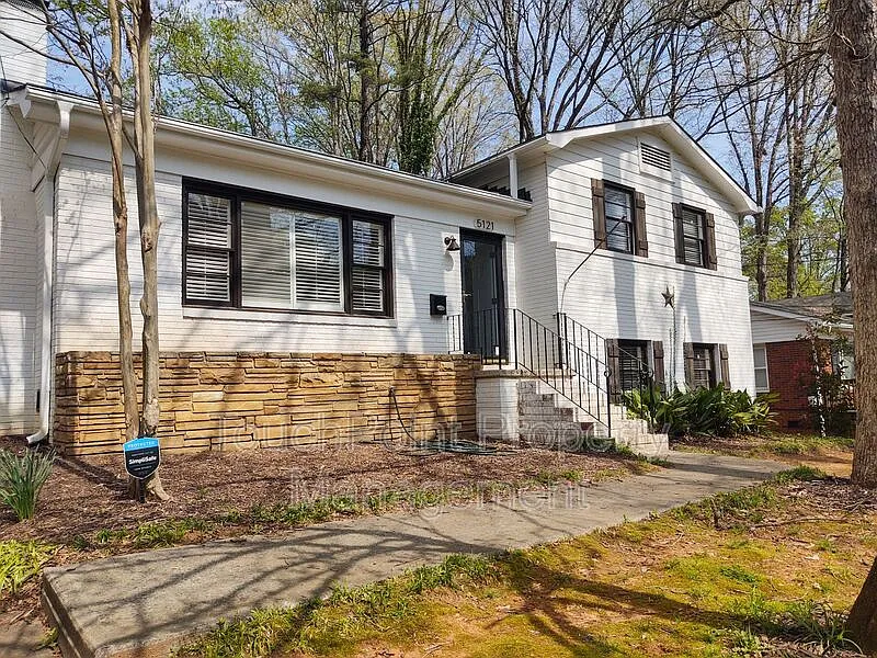 3 bed, 2.0 bath, 1704 sqft, $2,600 — Photo 2