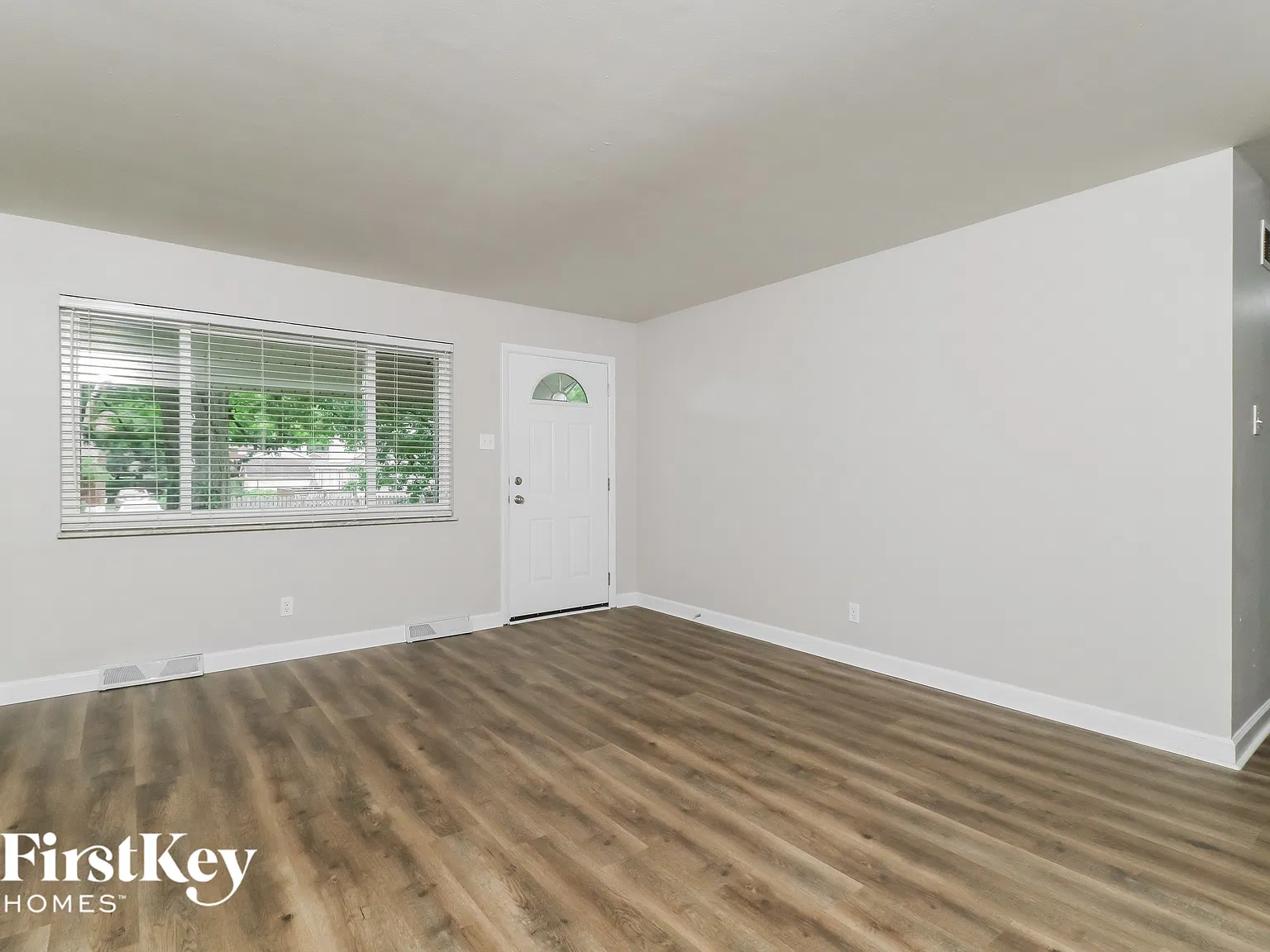 3 bed, 2.0 bath, 1372 sqft, $3,060 — Photo 3