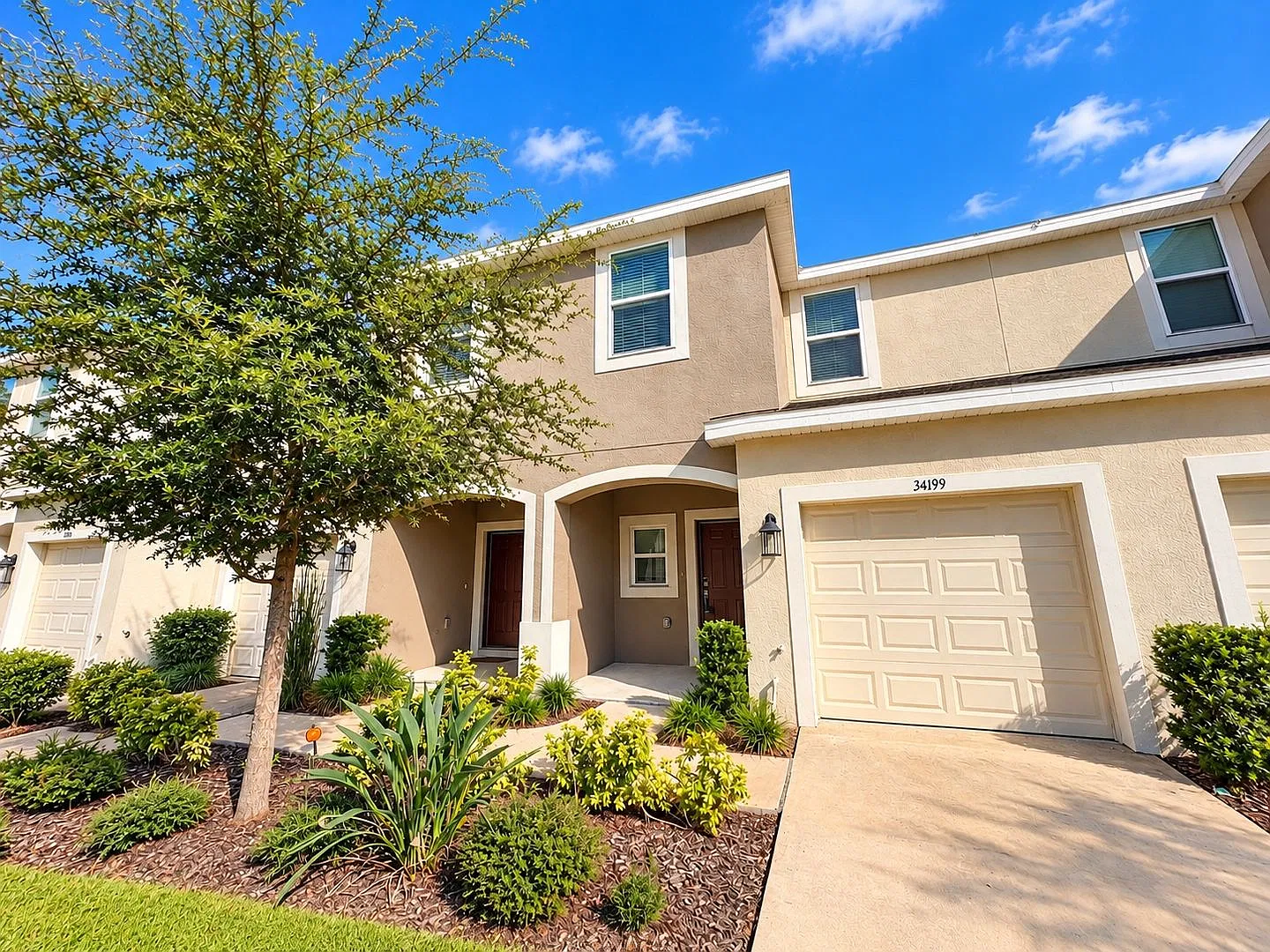 Stunning 3-Bedroom Townhome with Garage & Community Pool in Wesley Chapel! — Photo 2