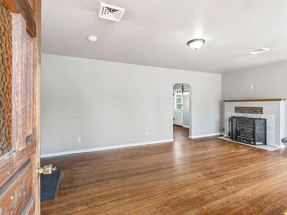 2nd image of 585 SE 4th St