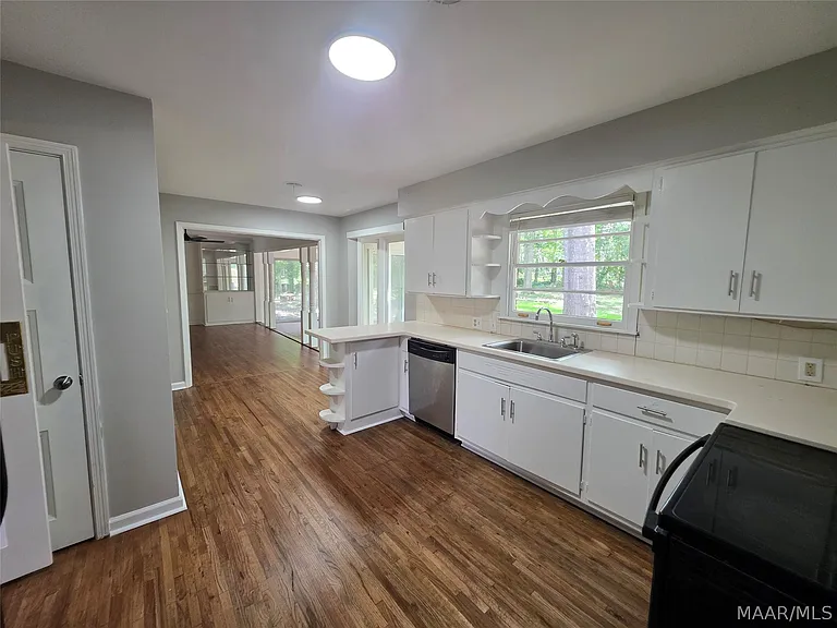 2663 Ashlawn Dr — Photo 4