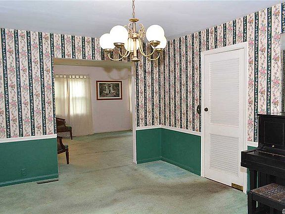 4th image of 423 Nassau Blvd