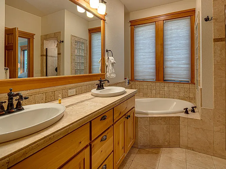 2601 NW Crossing Dr — Photo 13