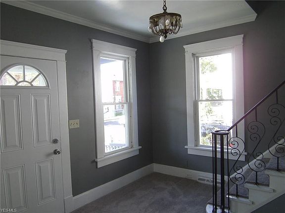 4th image of 1003 W Adams St